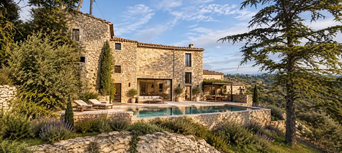 Simulation générée par IA : le mas de Gordes restauré avec sa piscine en terrasse
